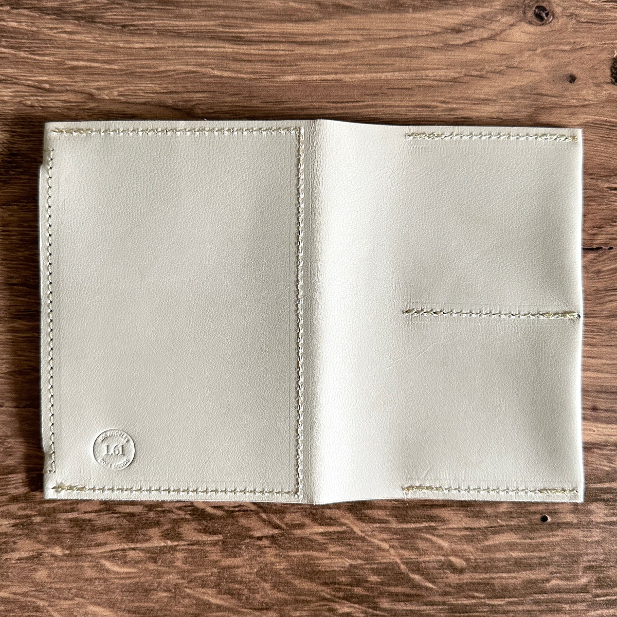 [BKx1.61] Essential Wallet (Passport)
