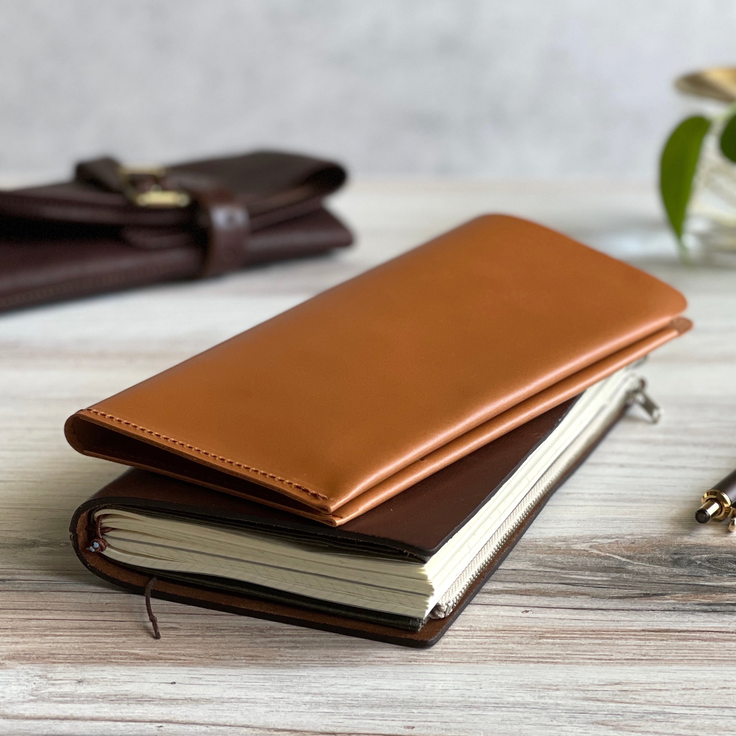 BKx1.61] Portfolio Folder // Saddle Tan (Regular) – Baum-kuchen