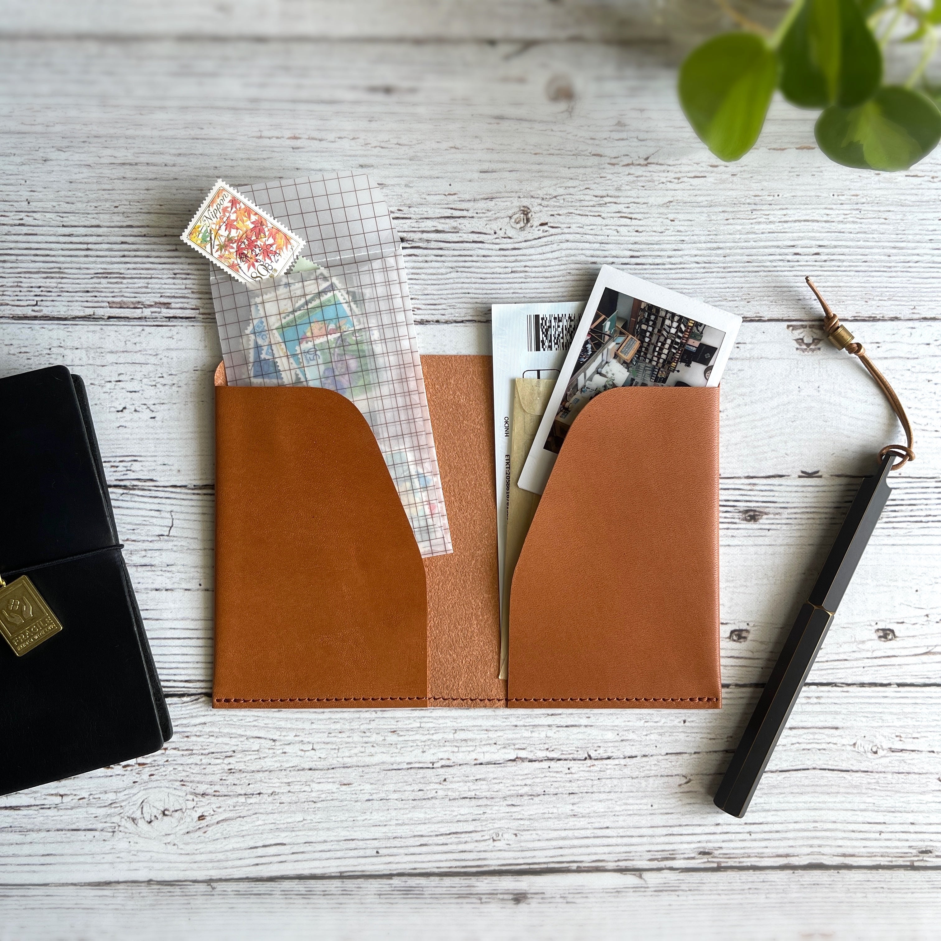 BKx1.61] Portfolio Folder // Saddle Tan (Passport) – Baum-kuchen