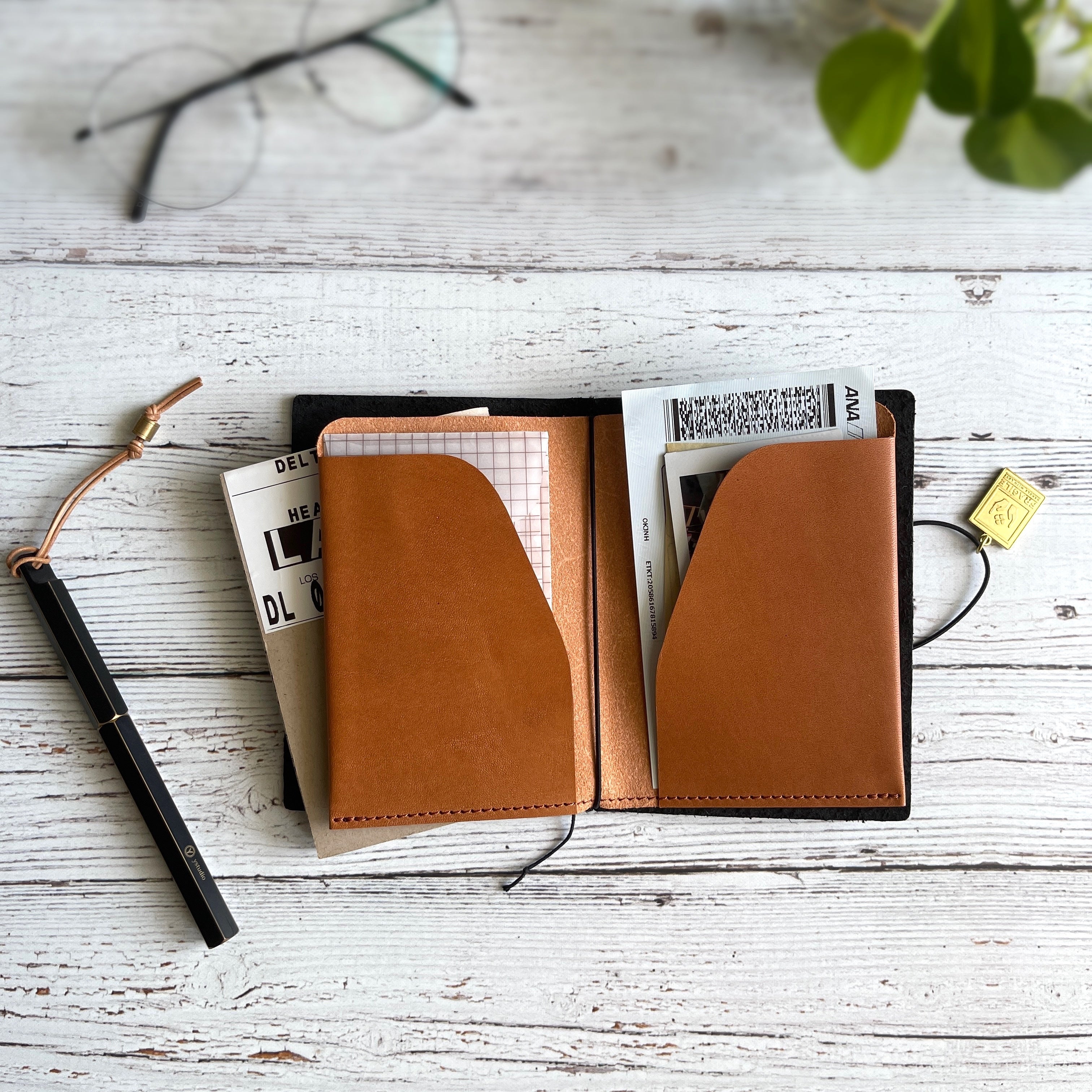 BKx1.61] Portfolio Folder // Saddle Tan (Passport) – Baum-kuchen